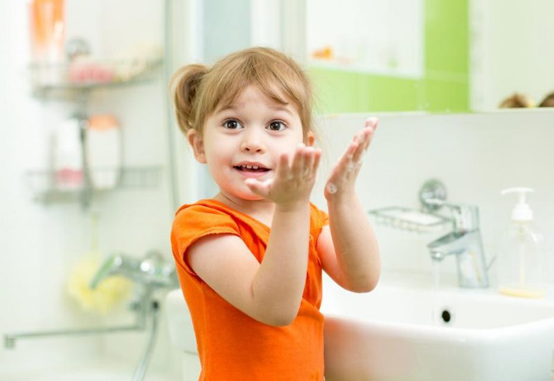 ребенок моет руки