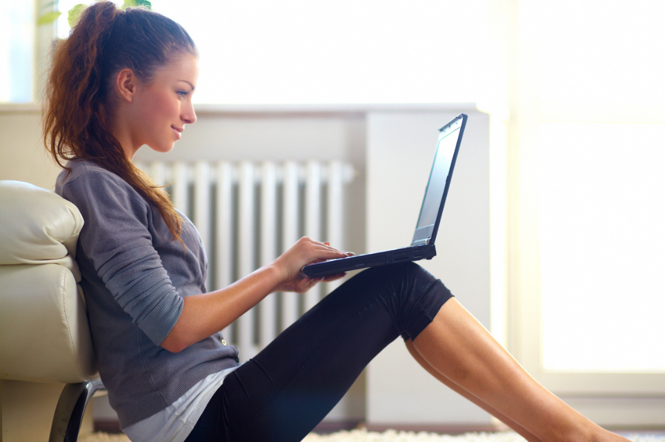 Писать сидя девушки. Женщина с ноутбуком. Девушка сидит за компьютером. Девочка за ноутбуком. Девушка сидит в интернете.