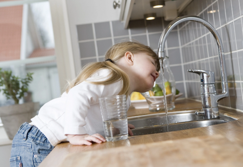 дети пьют воду с крана