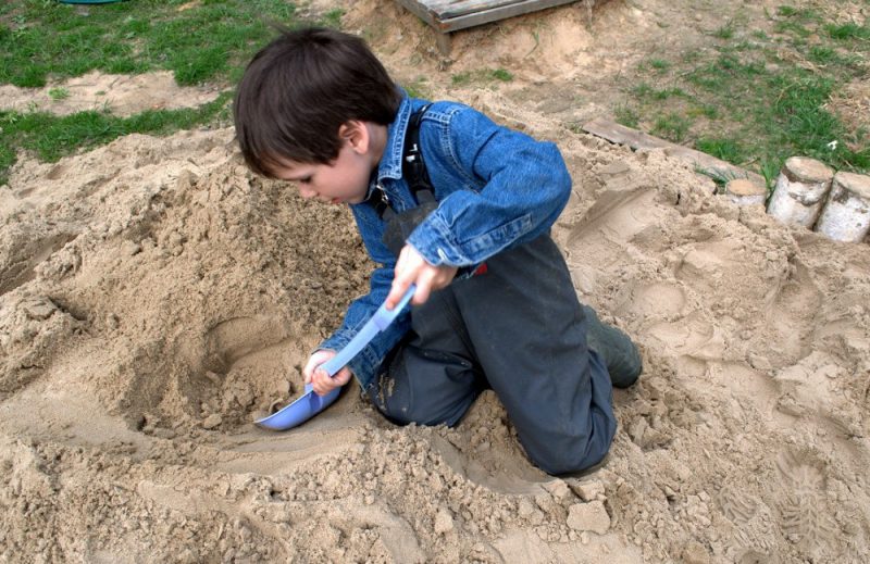 ребенок в песочнице