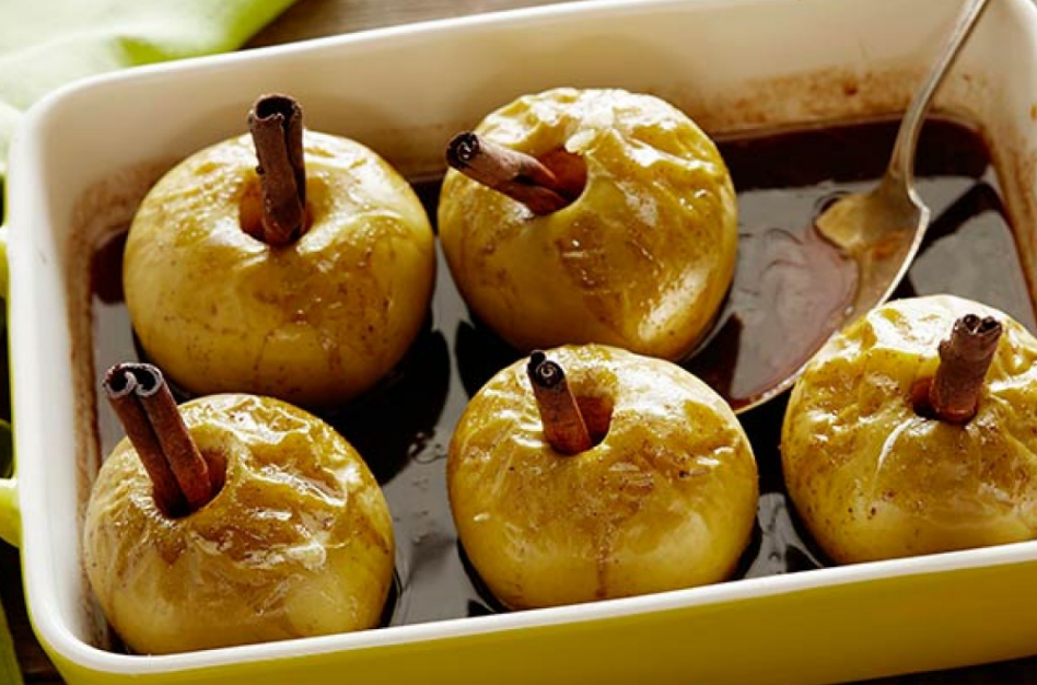 Сколько запекаются яблоки. Печеные яблоки. Запечённые яблоки в духовке. Запеченные яблоки в карамели. Яблоки с медом в духовке.