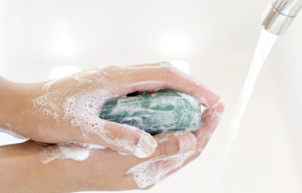 Что будет если умываться мылом. Мыло для рук. Мытье рук с мылом. Гигиена рук с мылом. Мыльные руки.