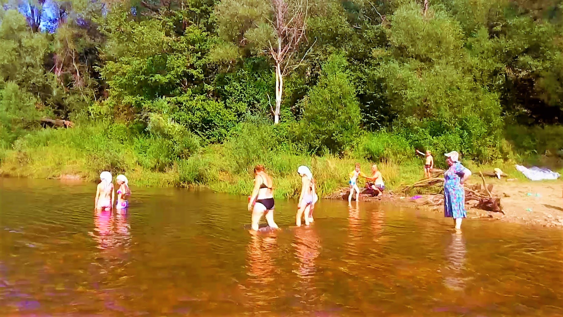 Купаться в реке видео. Дети купаются в реке. Идем купаться на речку. Купаемся на речке. Переодевание после купания в речке.