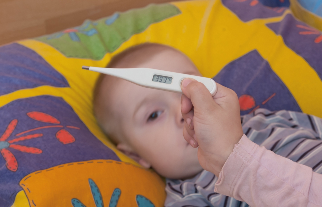 термометр браун таие. как правильно измерить температуру грудничку ртутным термометром. маленький ребенок болеет. лежа мерить температуру. можно мерить температуру спящему ребенку.